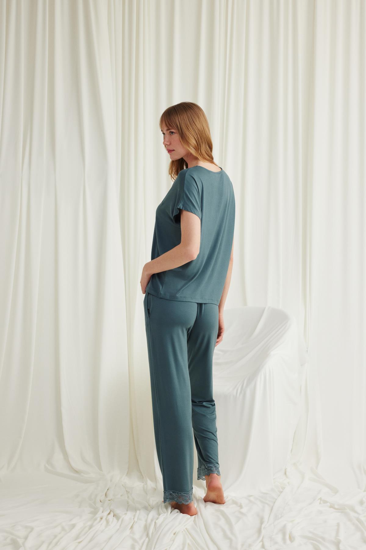 Kısa Kollu V Yakalı Dantelli Pijama Takımı