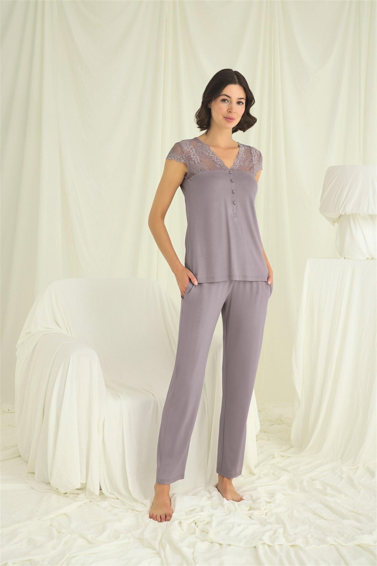 Yakası Kolu ve Omzu Dantelli Önü Düğmeli Pijama Takımı