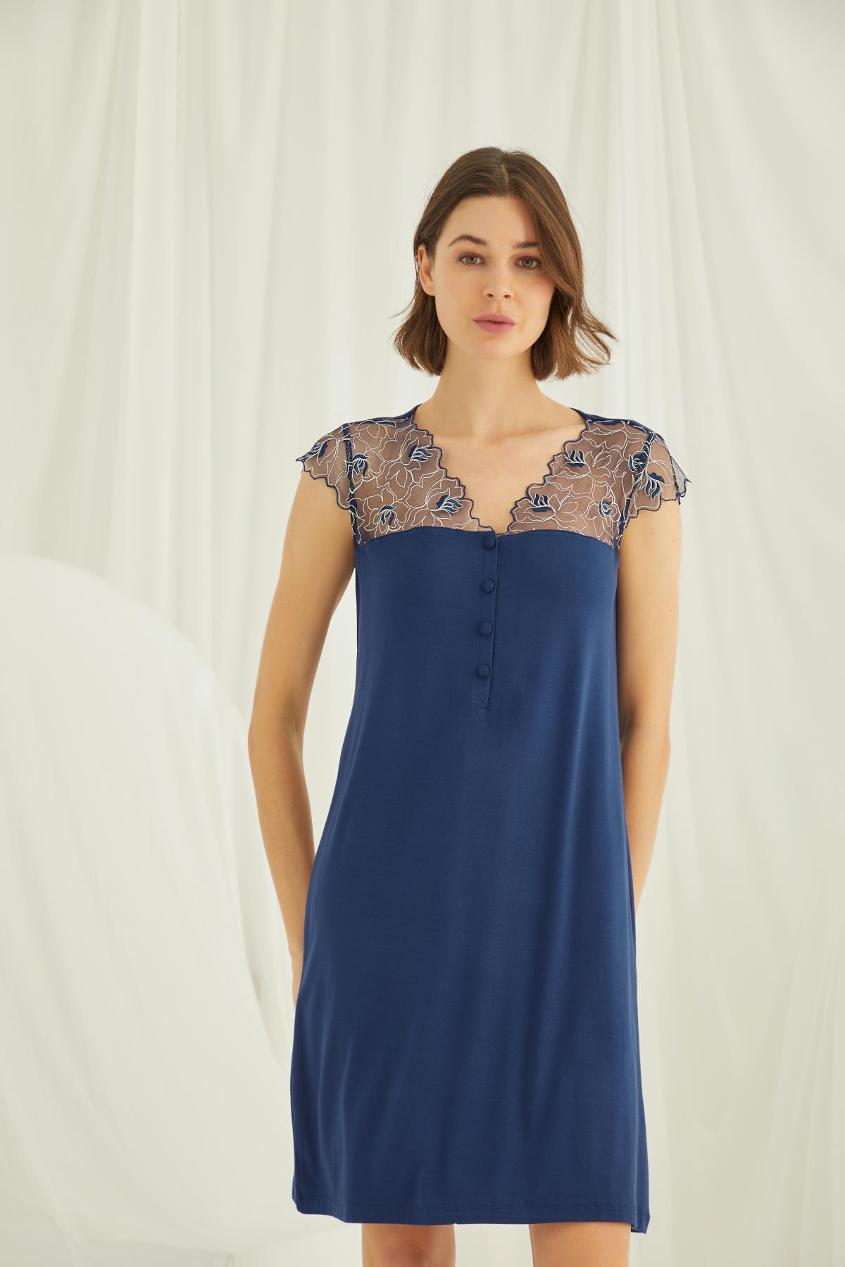 Yakası Kolu ve Omzu Brode Dantelli Önü Düğmeli Gecelik