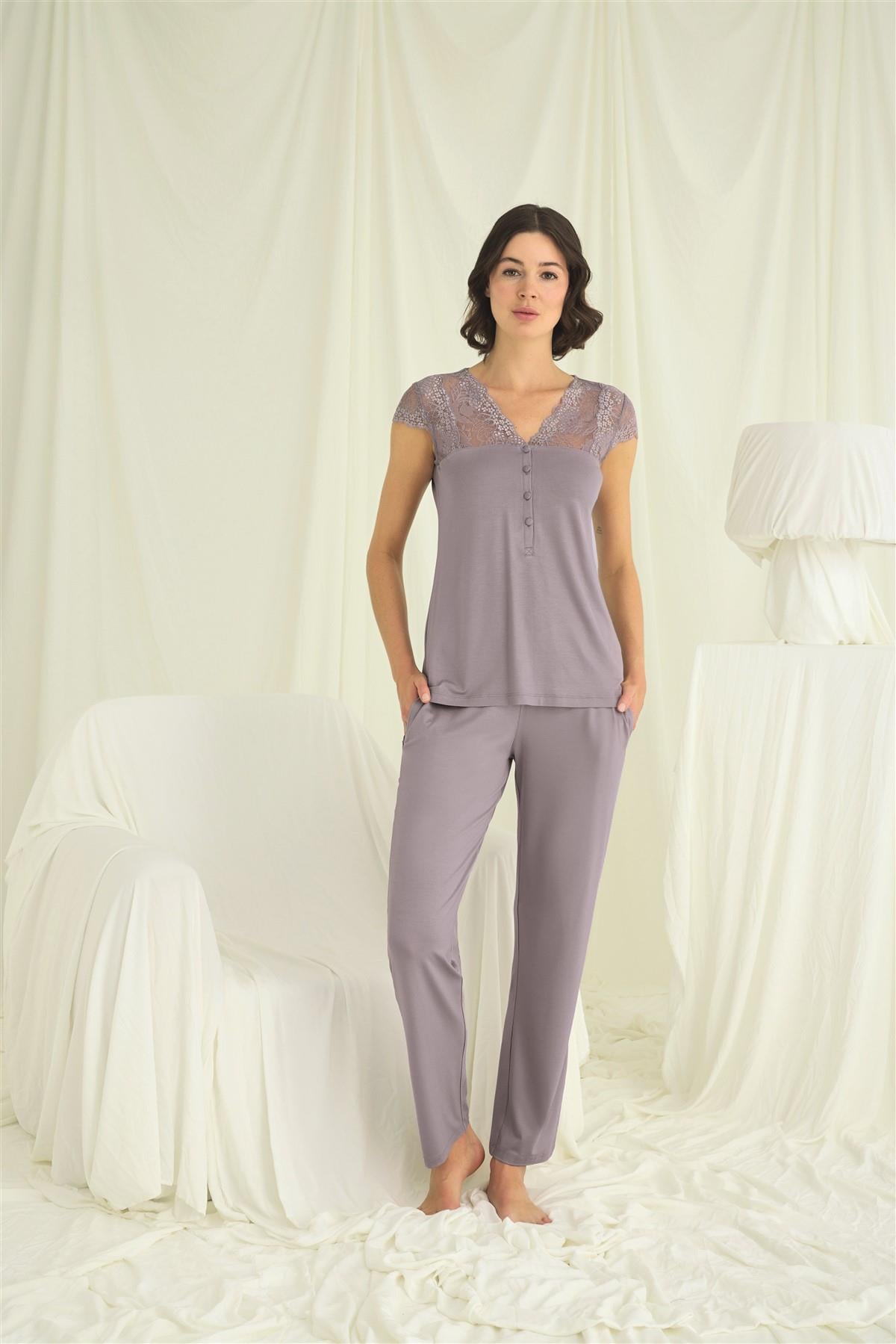 Yakası Kolu ve Omzu Dantelli Önü Düğmeli Pijama Takımı