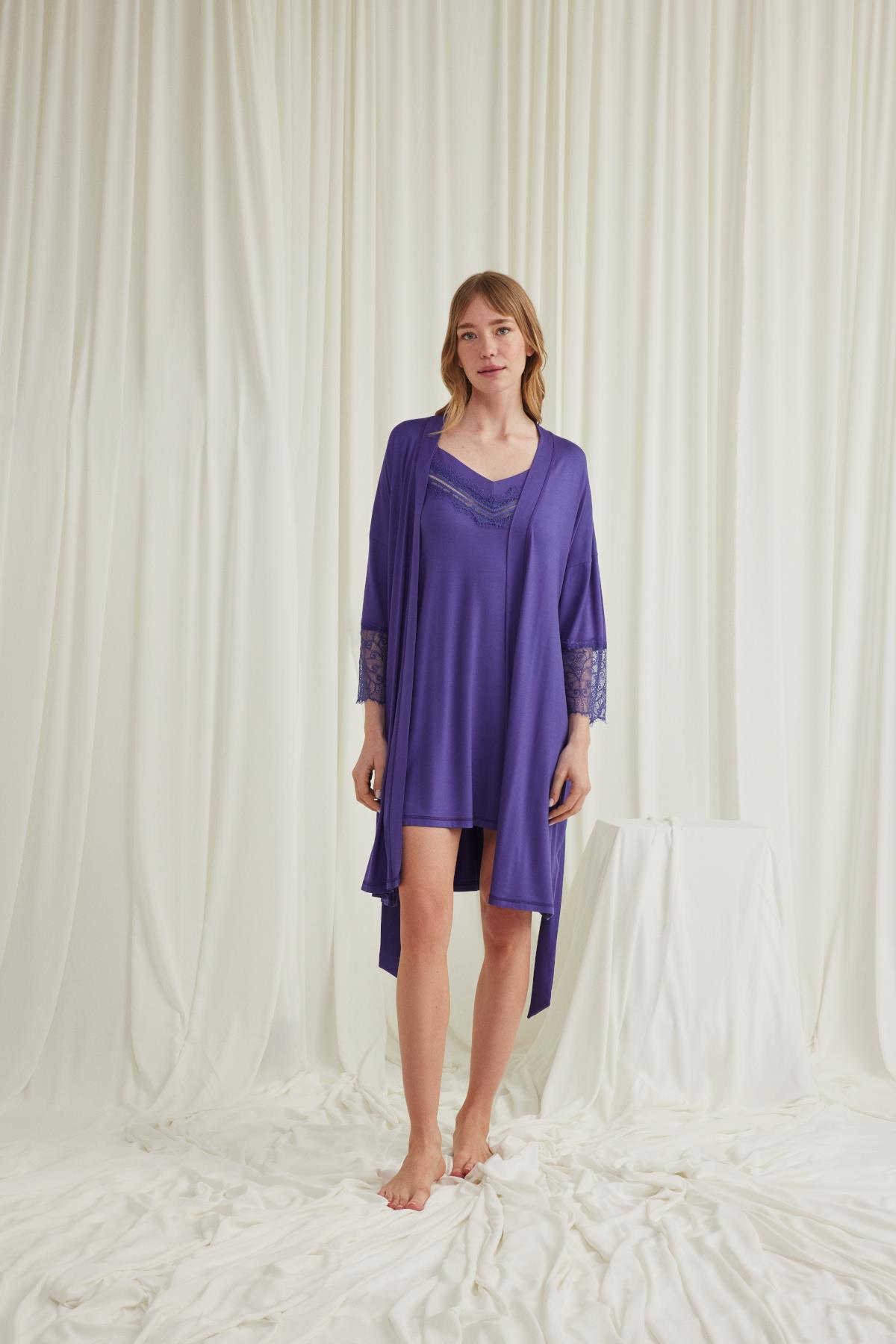 Dekolteli Yakası ve Kolu Dantelli Sabahlık Takımı