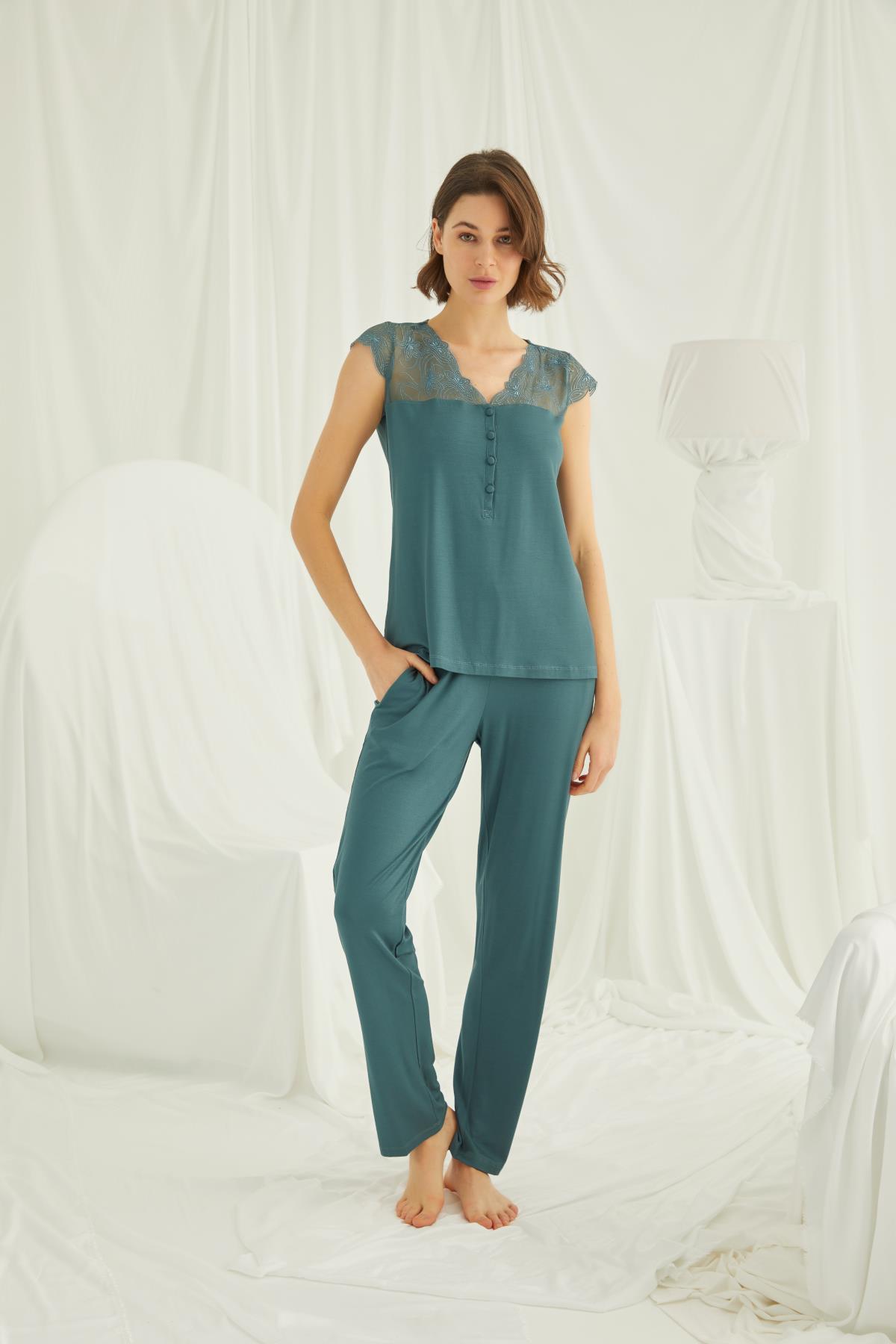 Yakası Kolu ve Omzu Dantelli Önü Düğmeli Pijama Takımı