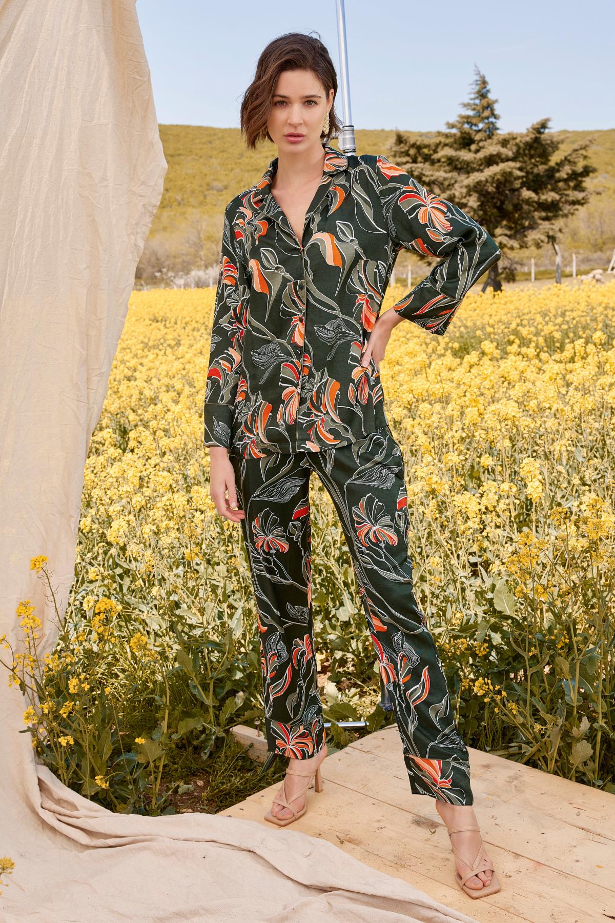 Yaprak Desenli Gömlek Yakalı Boydan Düğmeli Pijama Takımı