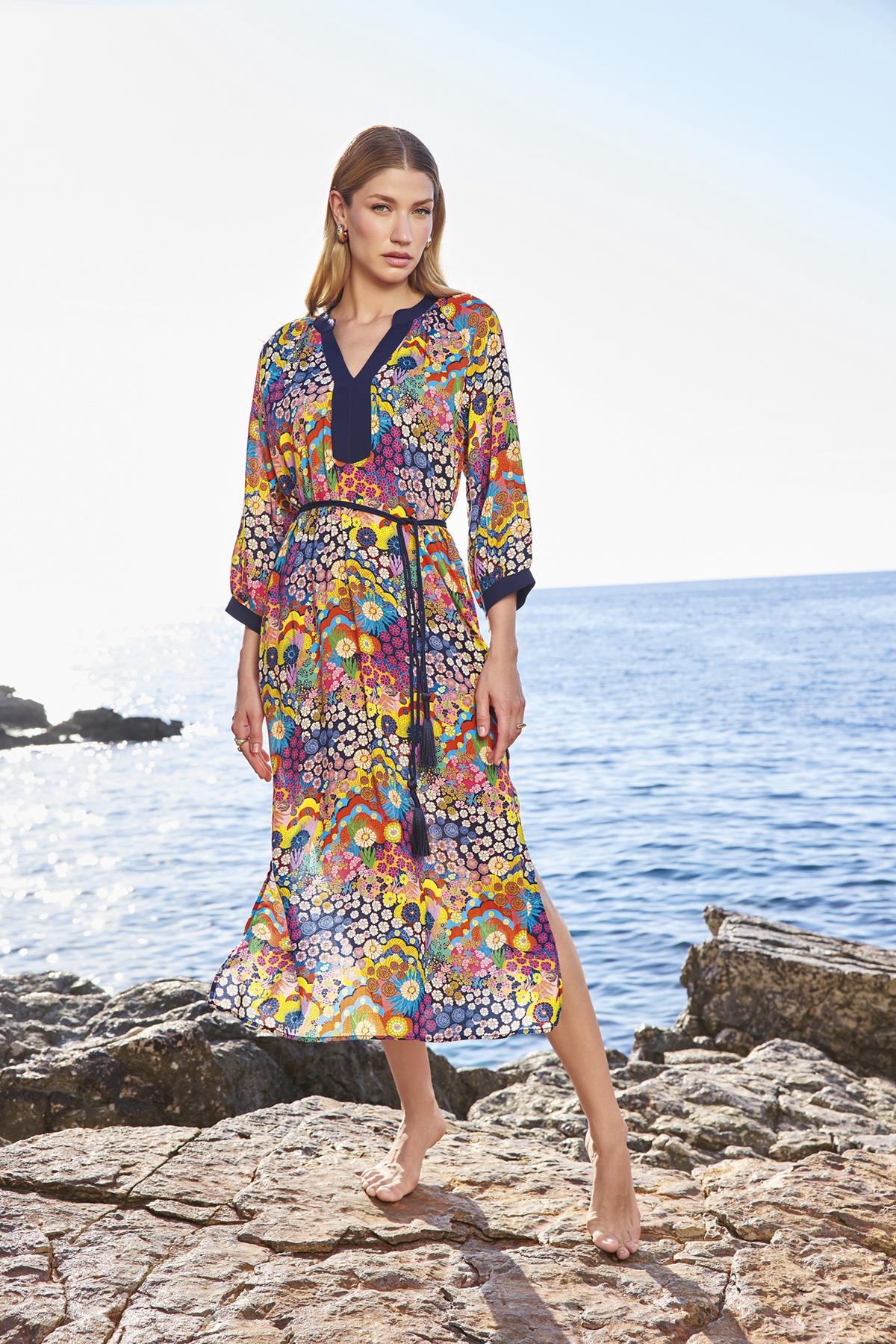 Çiçek Desenli Yırtmaçlı Truvakar Kollu V Yaka Elbise