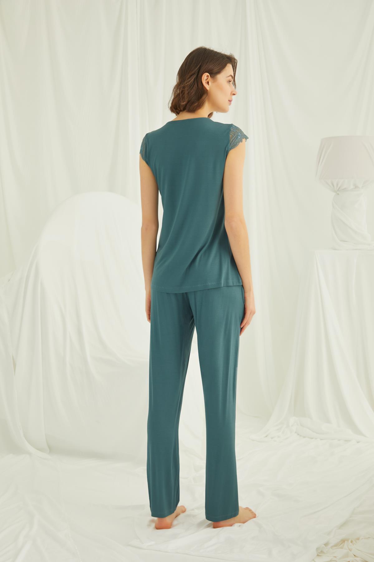 Yakası Kolu ve Omzu Dantelli Önü Düğmeli Pijama Takımı