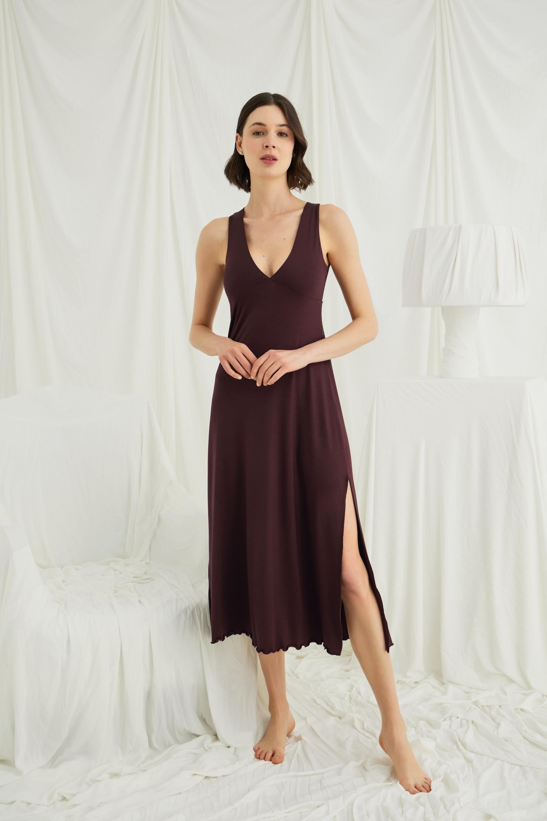 Göğüs ve Sırt Dekolteli Dantelli Yırtmaçlı Askılı Gecelik