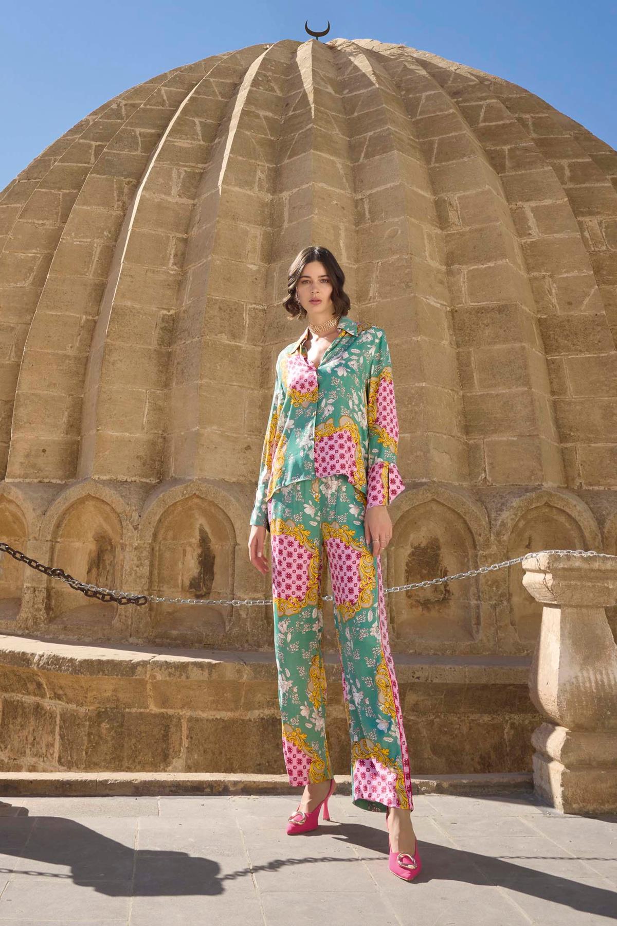 Çiçek ve Yaprak Desenli Saten Pijama Takımı