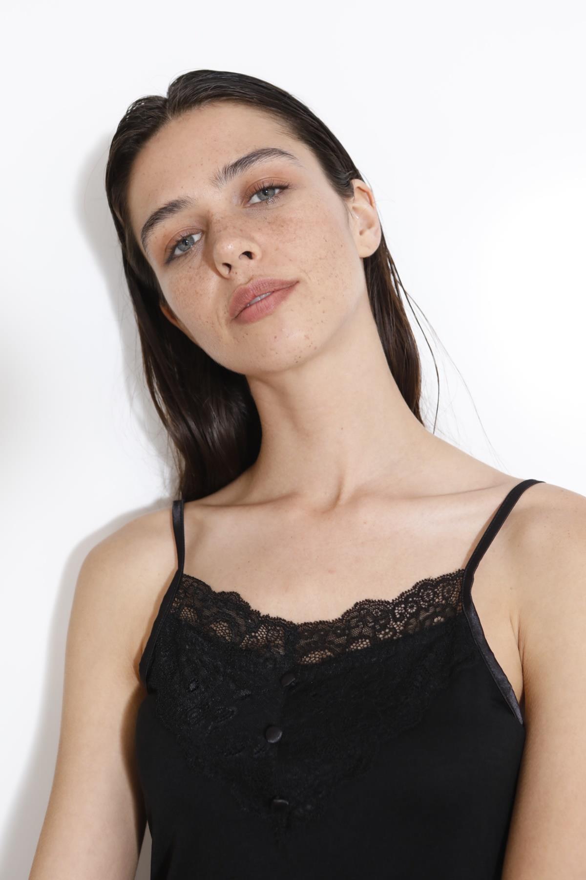 Çiçek Desenli Dantelli Önü Düğmeli Şort Takımı