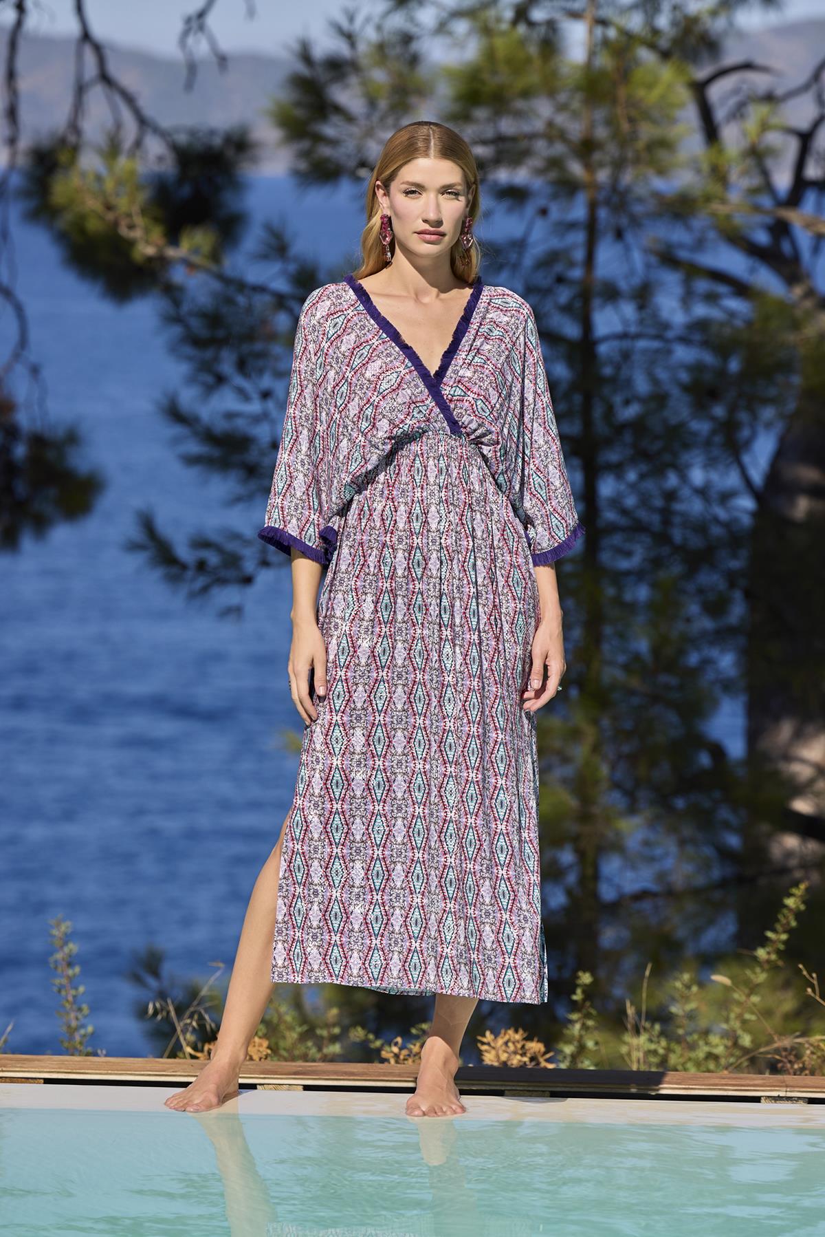 Etnik Desenli Truvakar Kollu Yırtmaçlı V Yaka Elbise