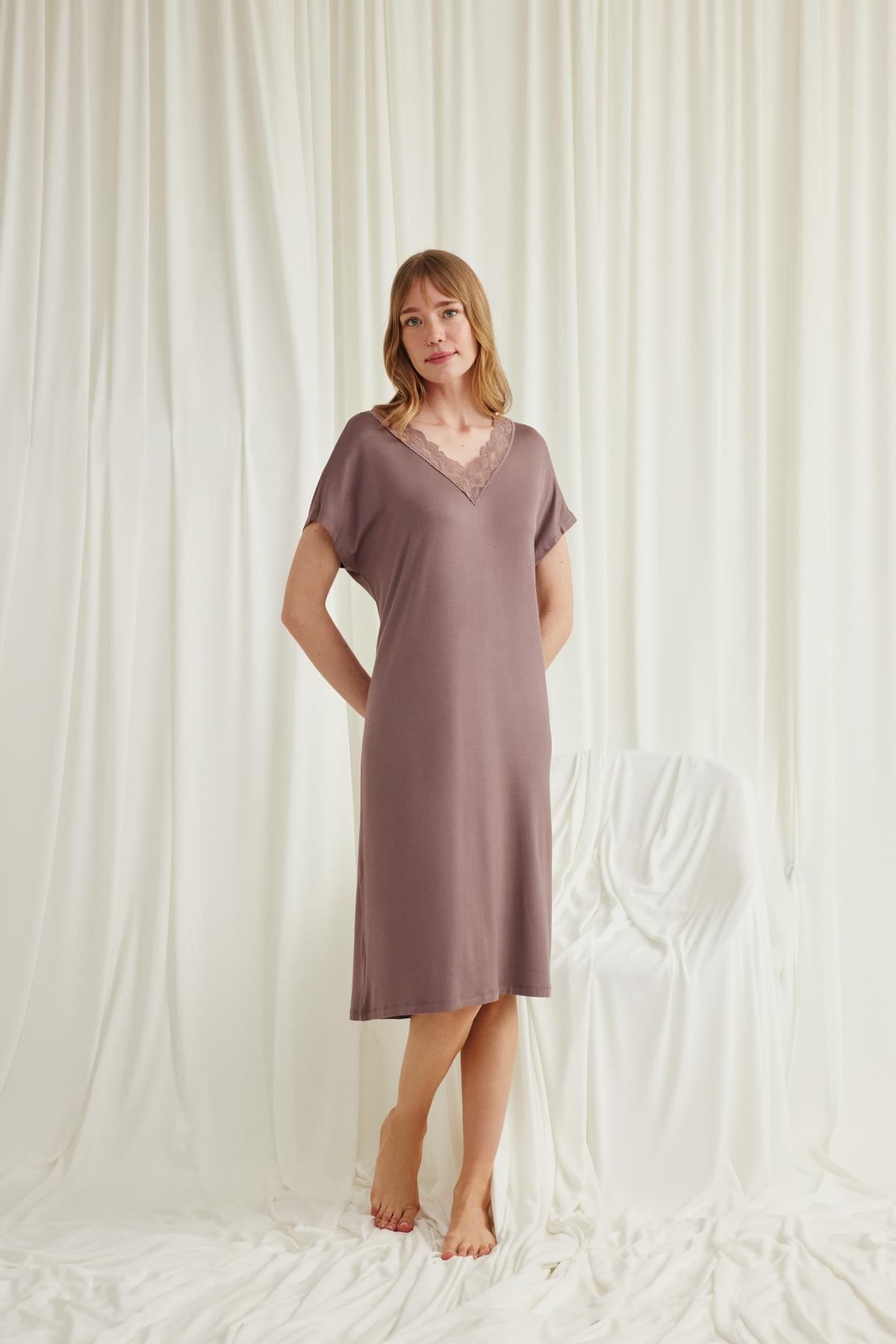 Yakası Dantelli Kısa Kollu Gecelik