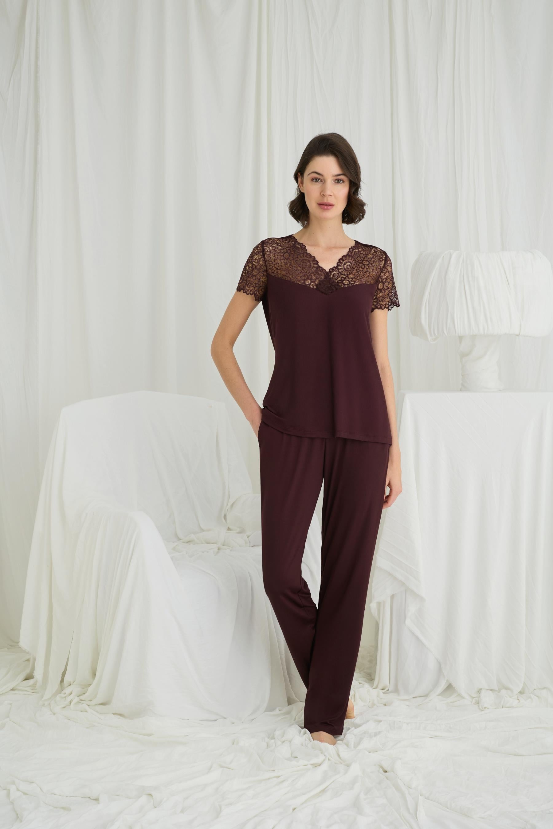 Kısa Kollu ve Dantelli V Yaka Pijama Takımı