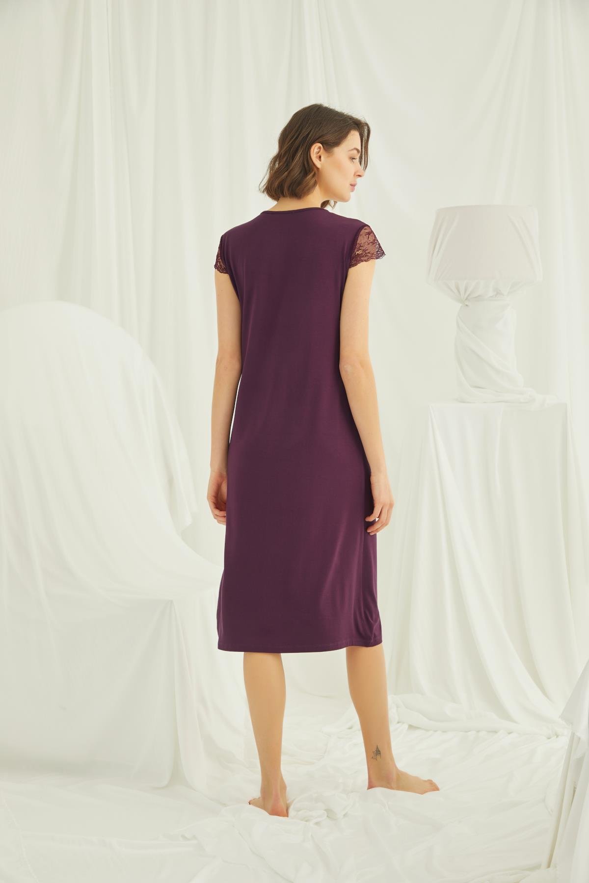 Kolu Omzu ve Yakası Dantelli Önü Düğmeli Büyük Beden Gecelik