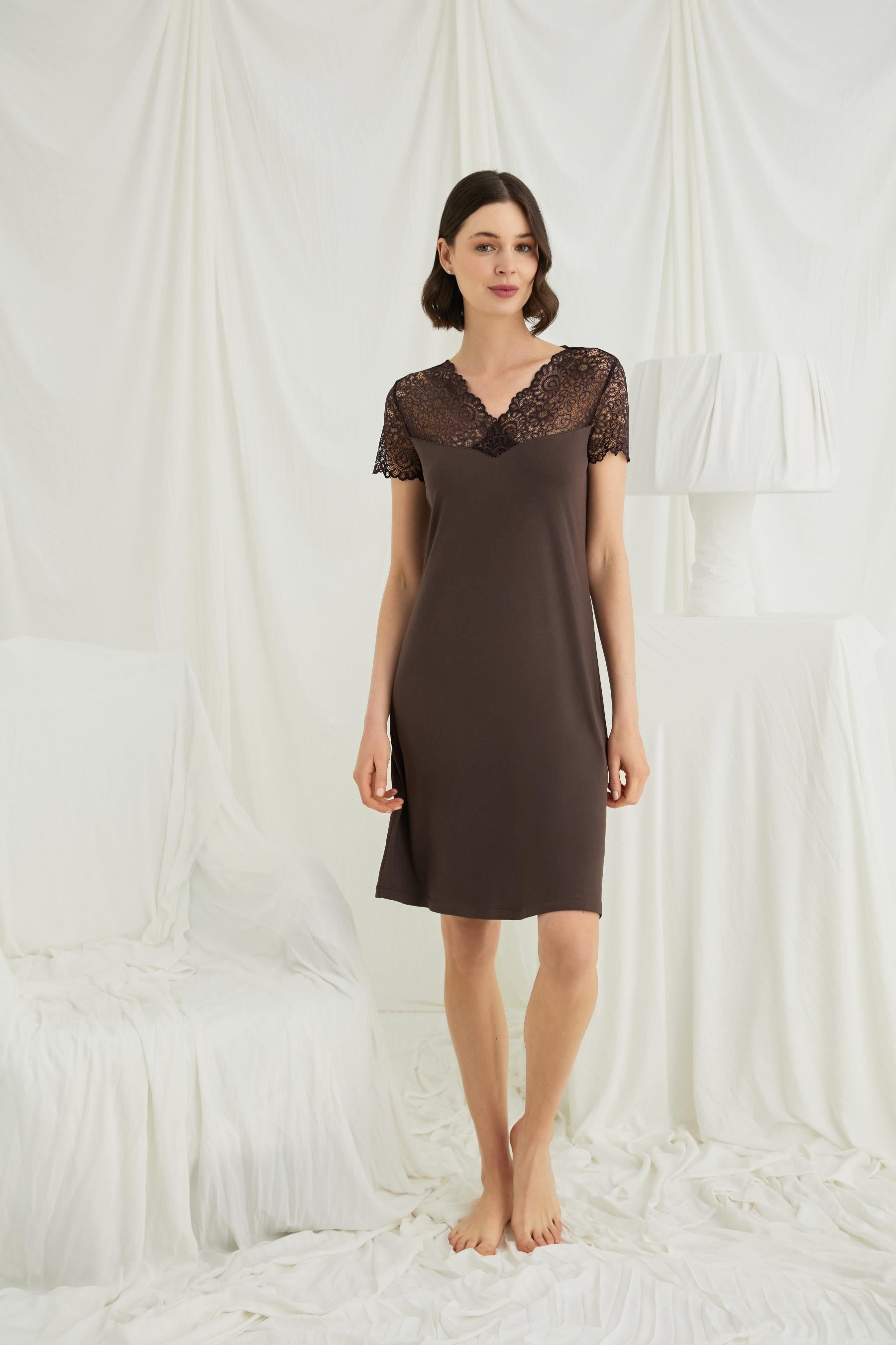 Kısa Kollu ve Dantelli V Yaka Gecelik