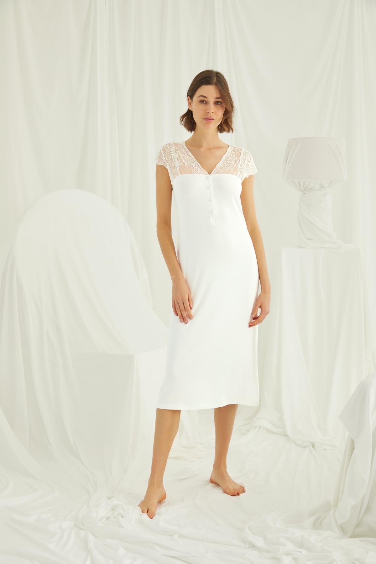 Kolu Omzu ve Yakası Dantelli Önü Düğmeli Gecelik