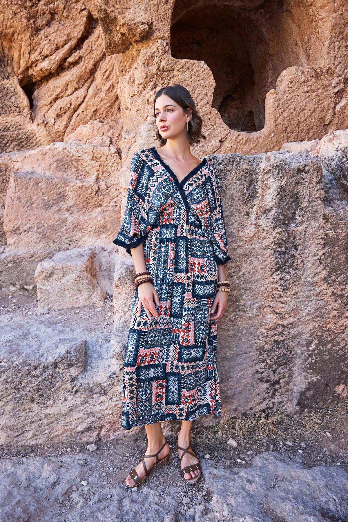 Etnik Desenli Kısa Kollu Yırtmaçlı Elbise