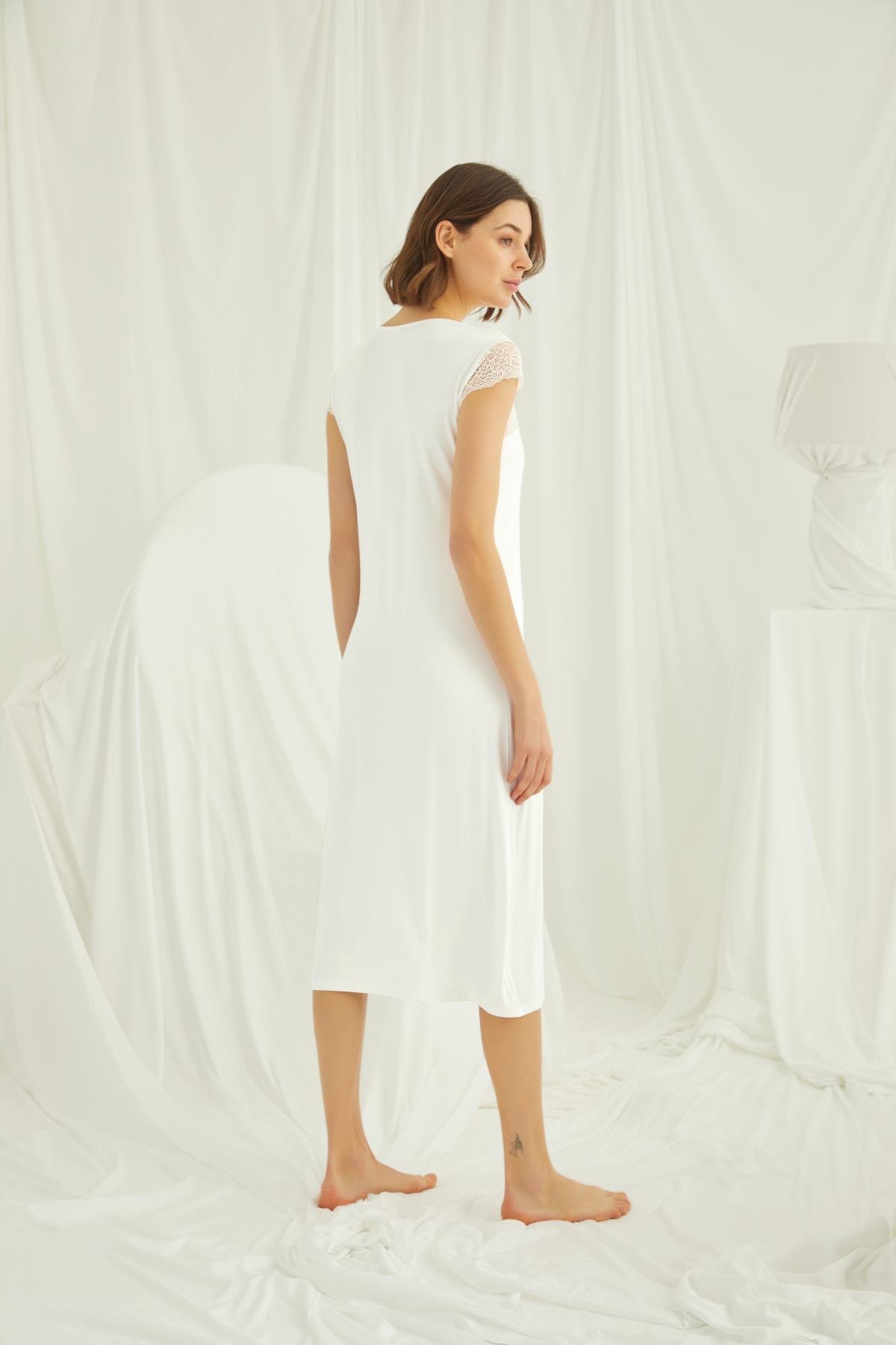 Kolu Omzu ve Yakası Dantelli Önü Düğmeli Gecelik