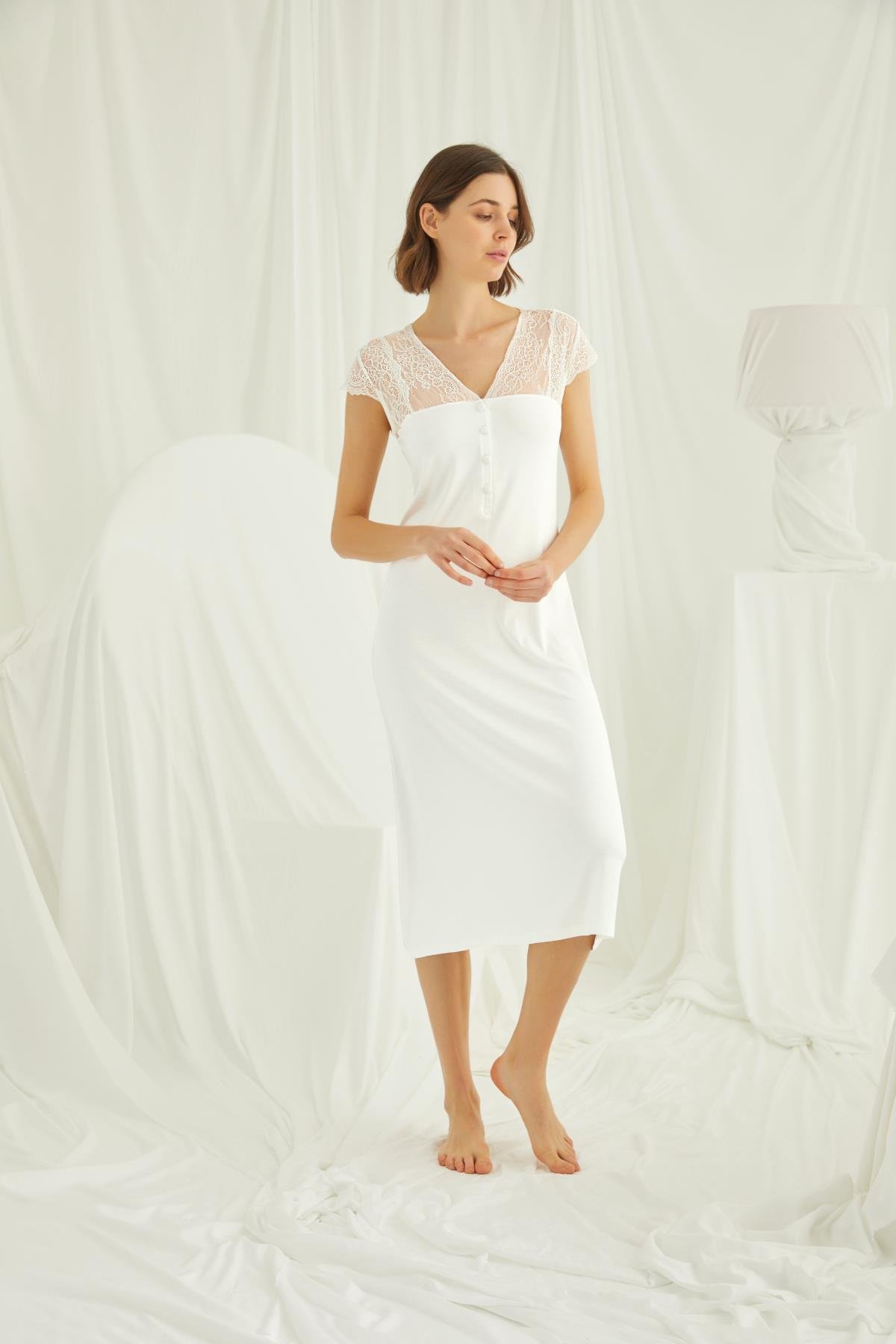 Kolu Omzu ve Yakası Dantelli Önü Düğmeli Gecelik