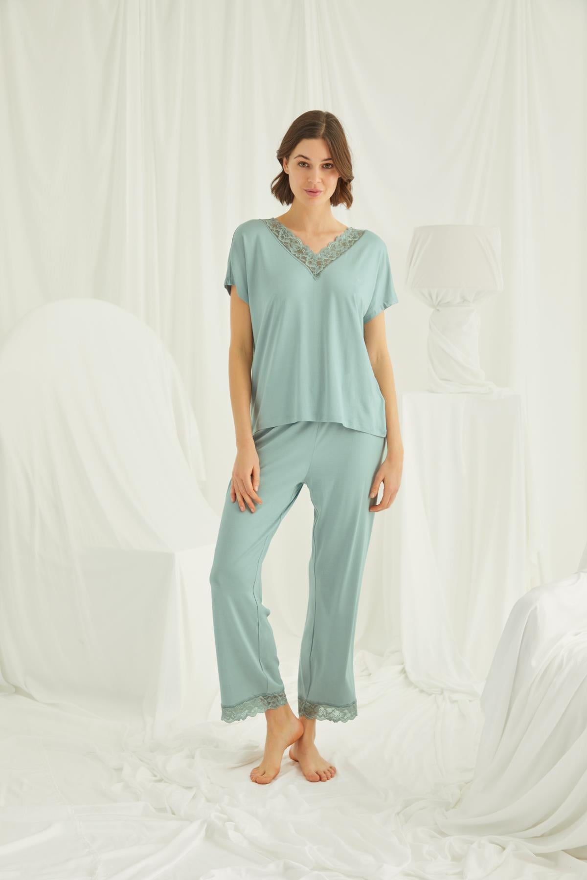 Kısa Kollu V Yakalı Dantelli Pijama Takımı
