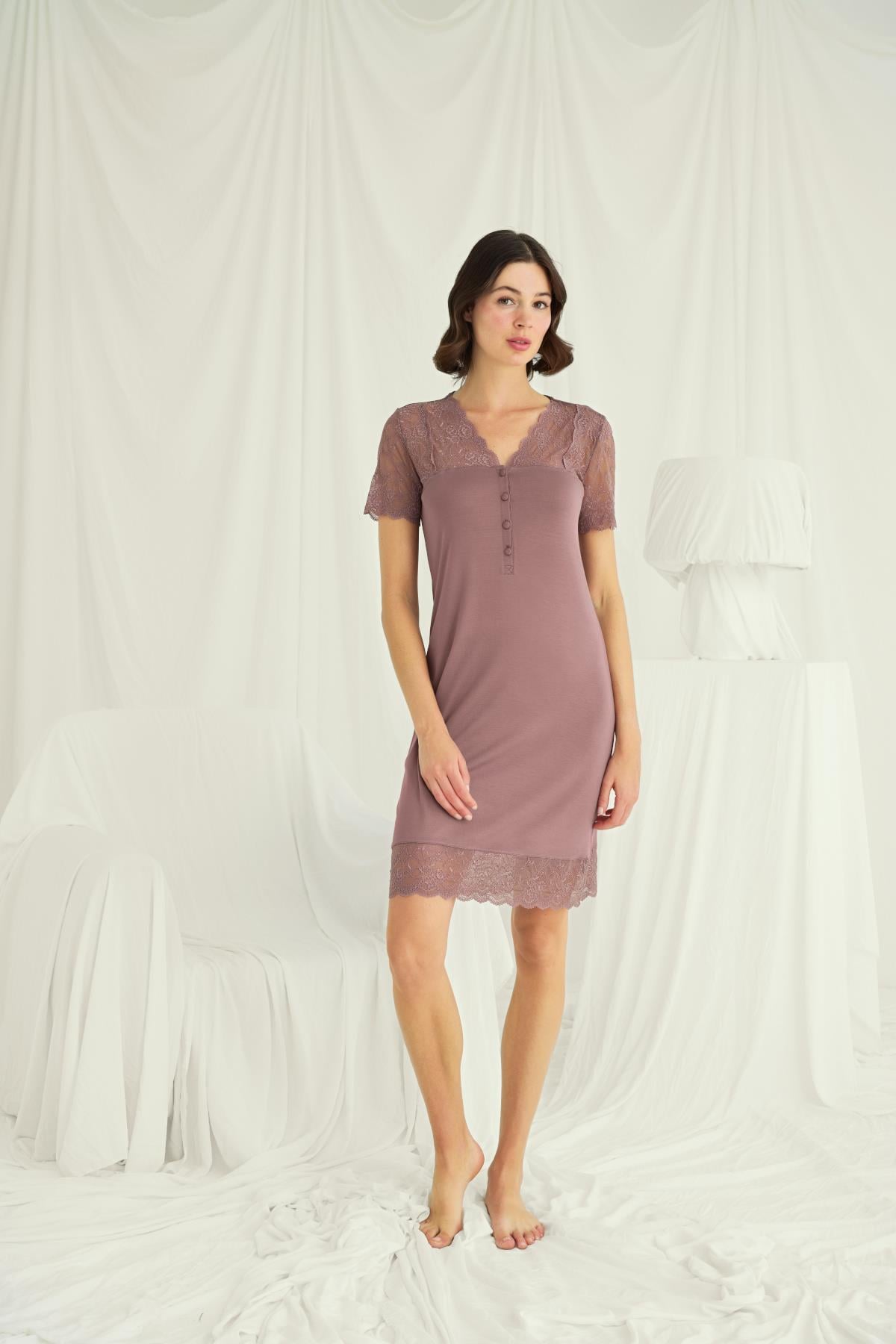 Yakası Kolu Omzu ve Eteği Dantelli Önü Düğmeli Gecelik