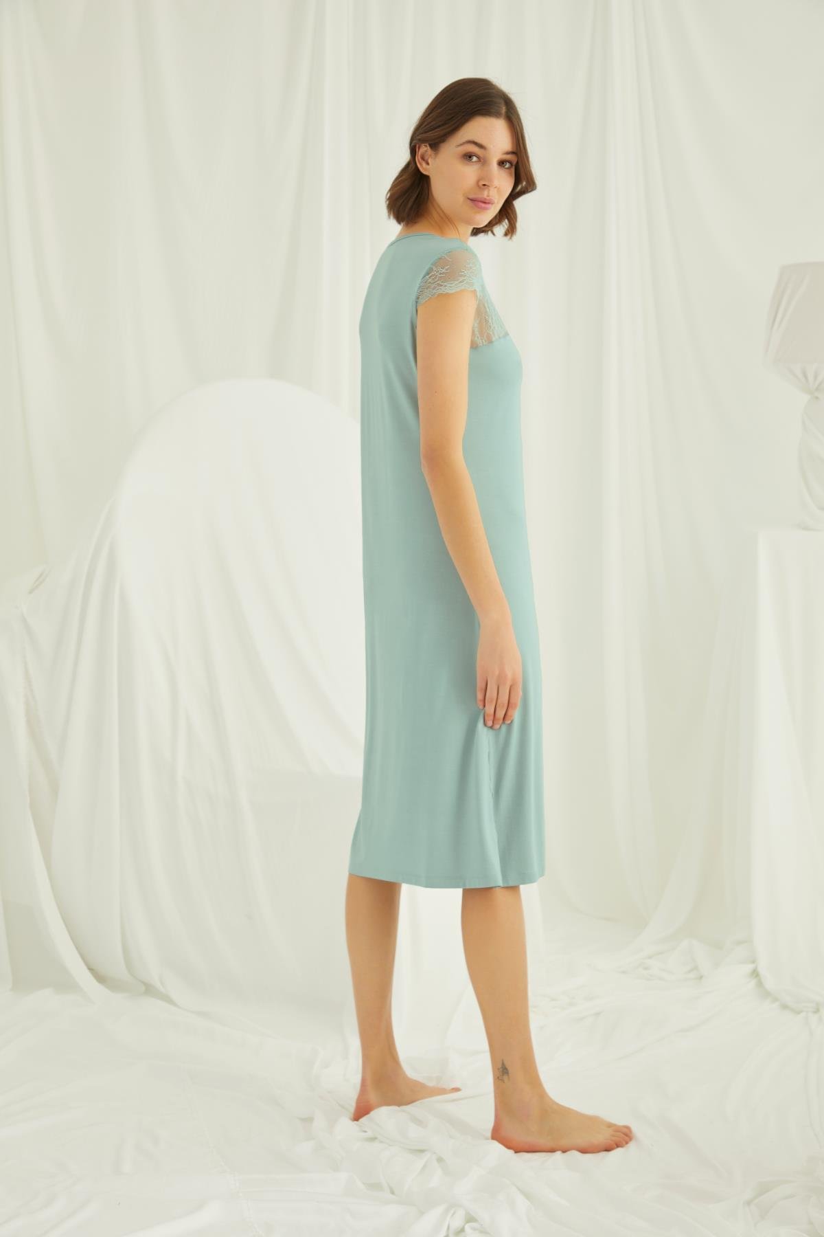 Kolu Omzu ve Yakası Dantelli Önü Düğmeli Gecelik