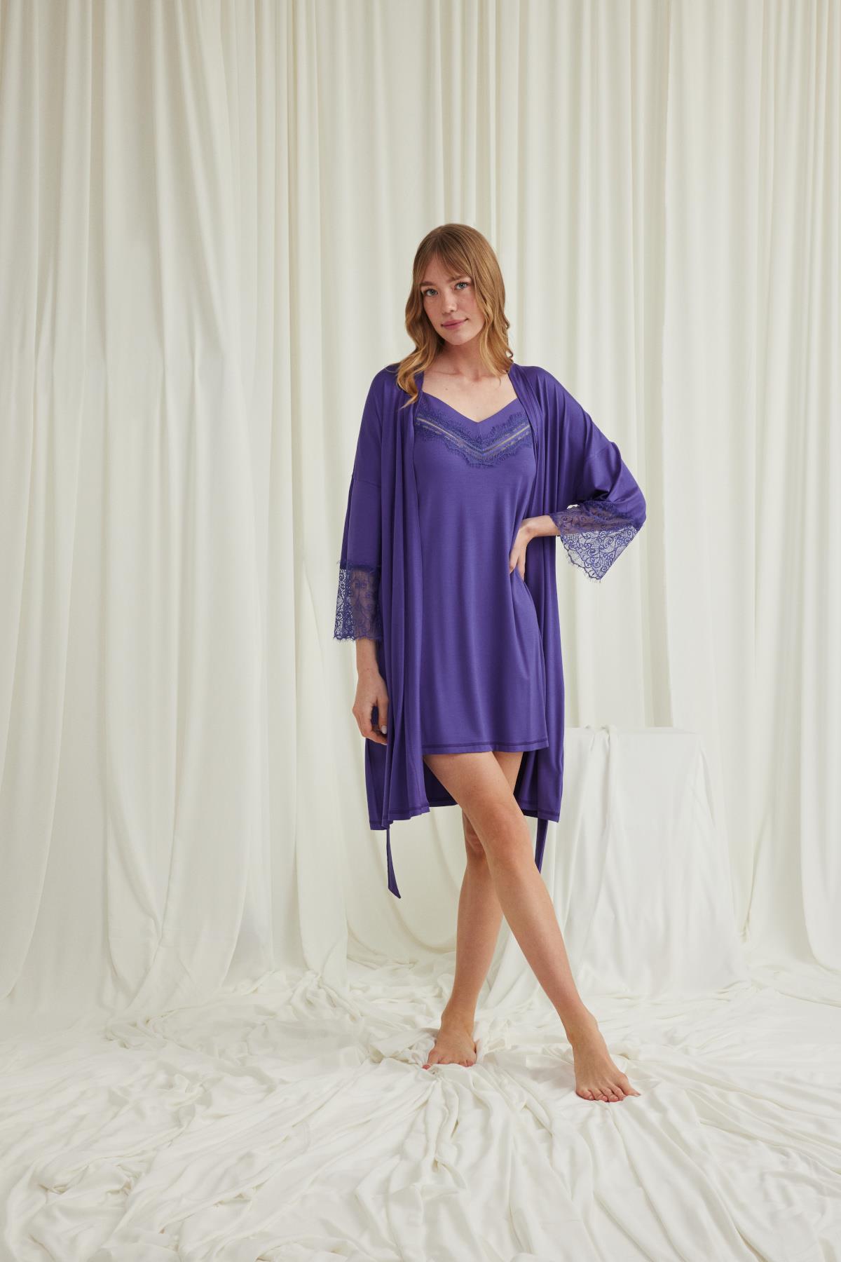 Dekolteli Yakası ve Kolu Dantelli Sabahlık Takımı