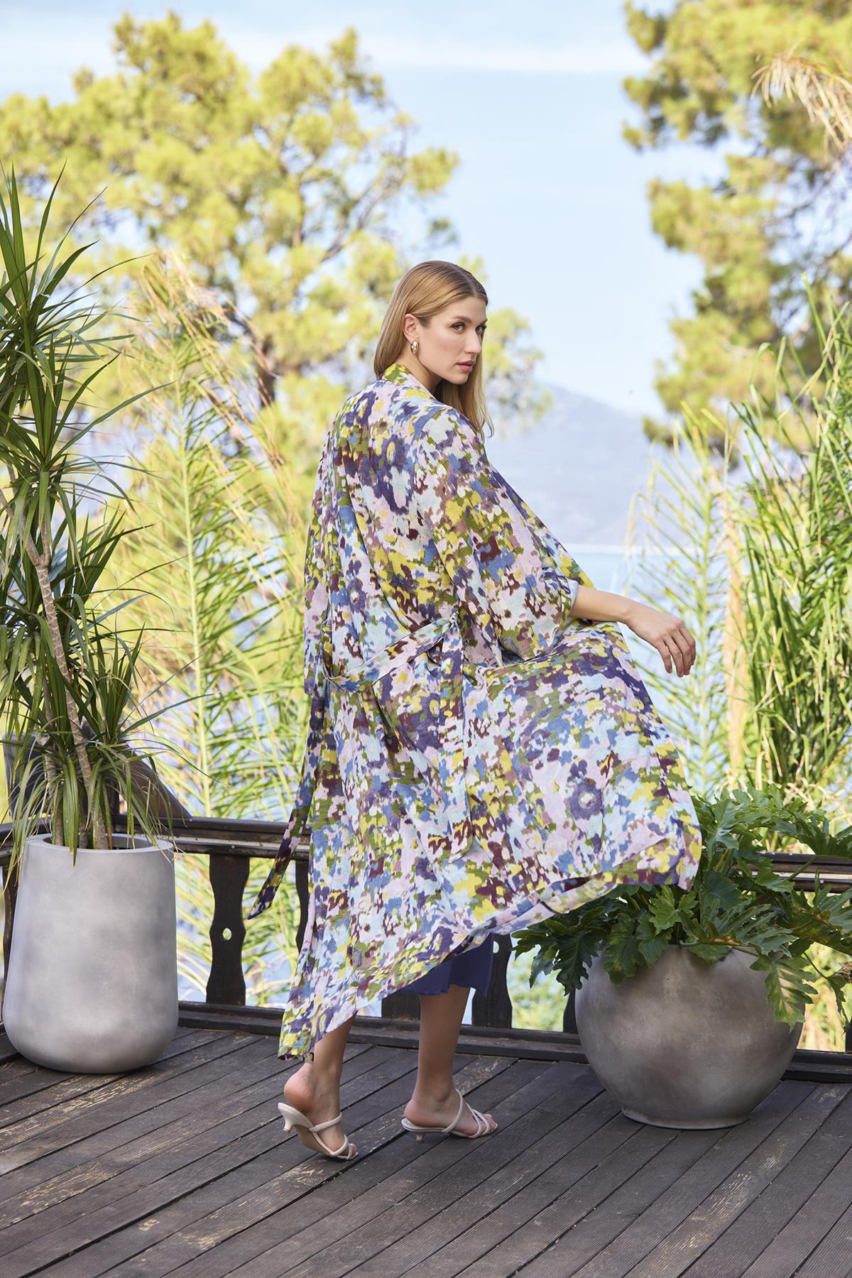 Desenli ve Dekolteli Dantelli Sabahlık Takımı