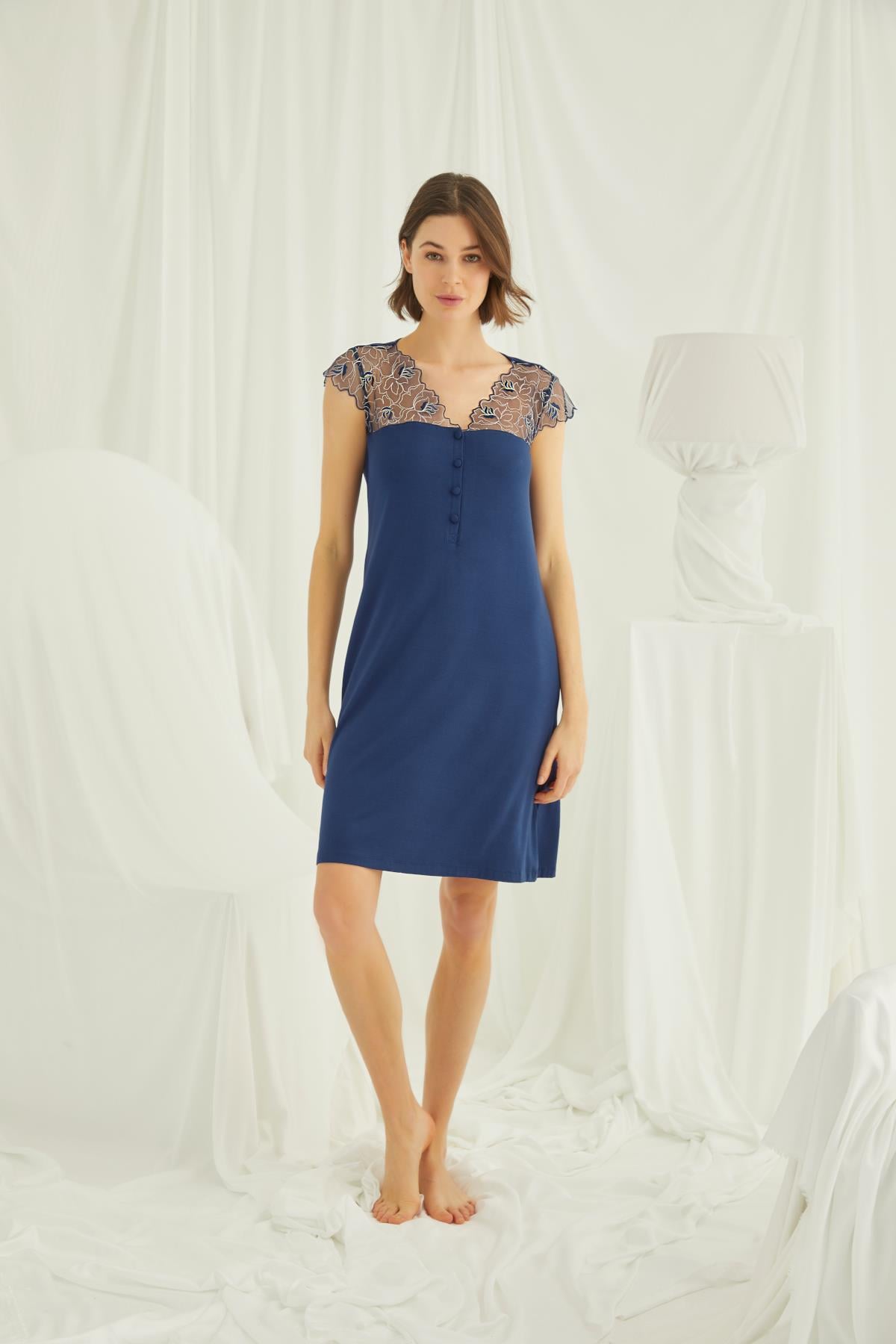 Yakası Kolu ve Omzu Brode Dantelli Önü Düğmeli Gecelik