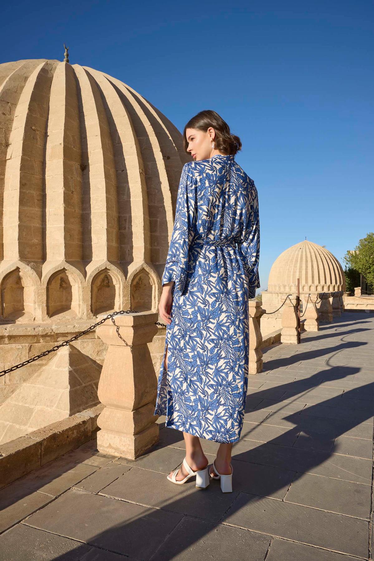 Yaprak Desenli Yırtmaçlı Saten Sabahlık