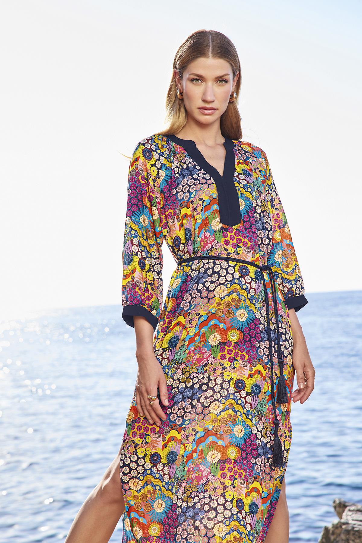 Çiçek Desenli Yırtmaçlı Truvakar Kollu V Yaka Elbise