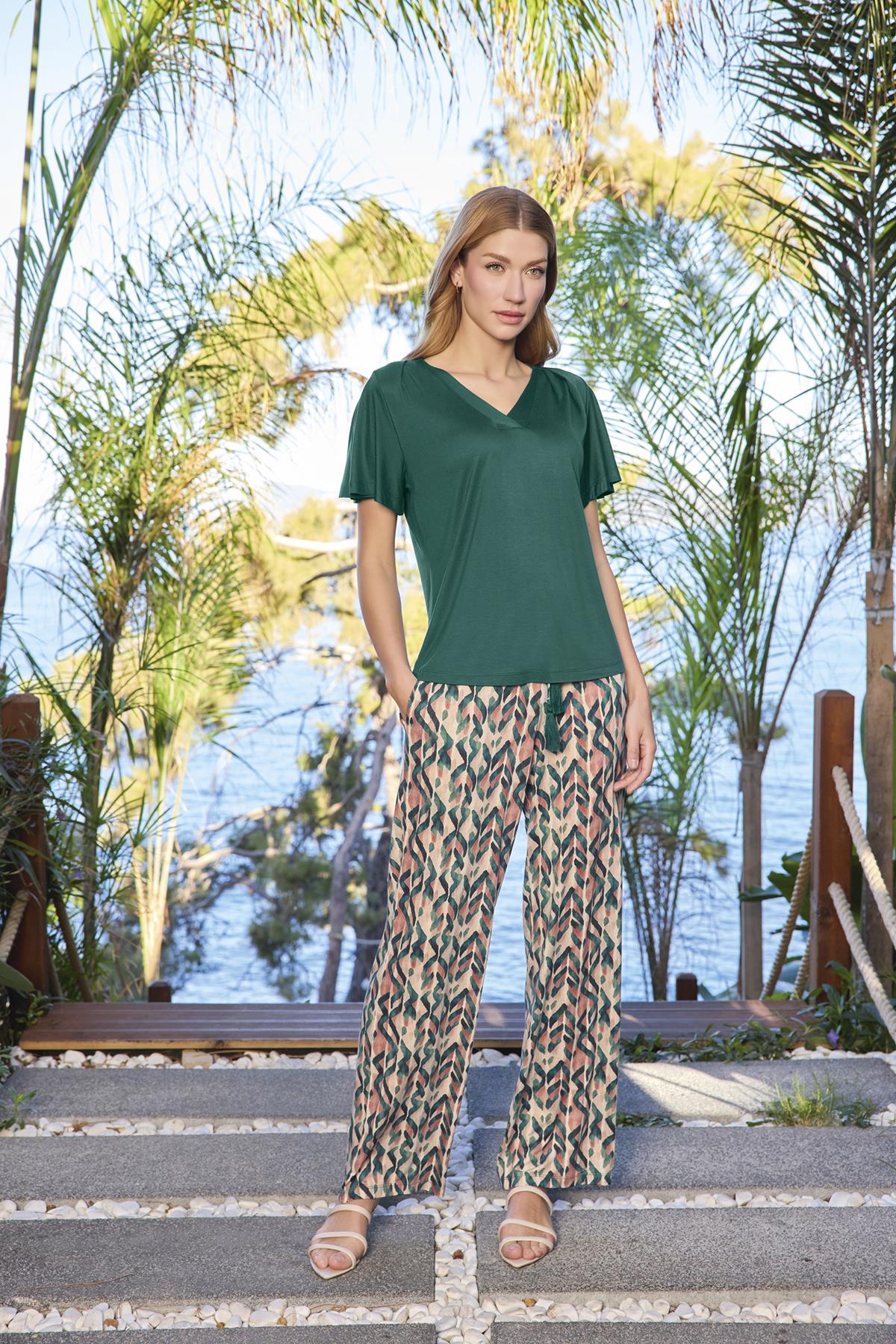 Desenli Kısa Kollu V Yaka Pijama Takımı