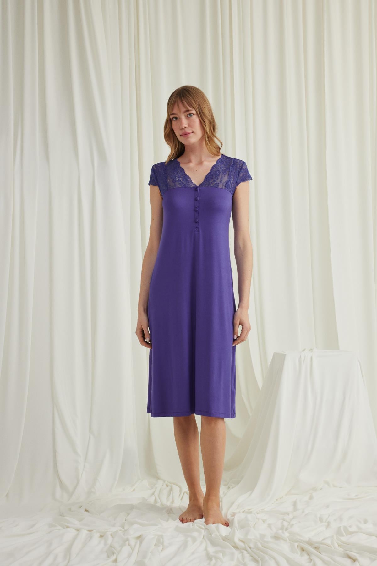 Kolu Omzu ve Yakası Dantelli Önü Düğmeli Gecelik