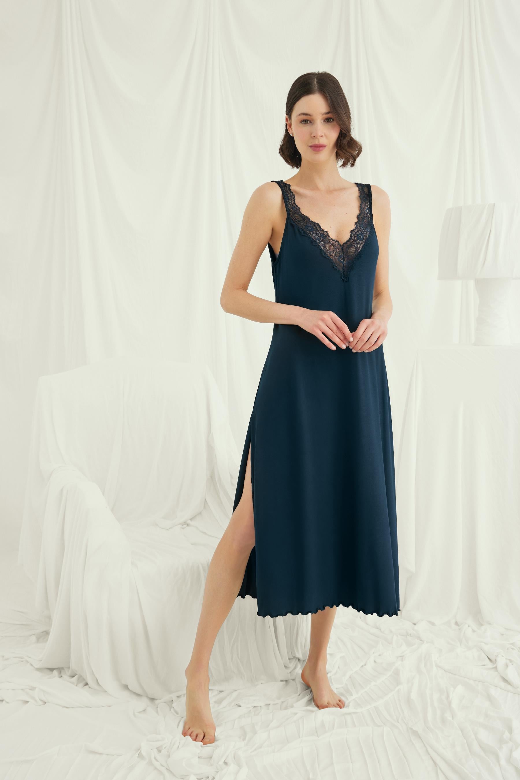 Göğüs ve Sırt Dekolteli Dantelli ve Yırtmaçlı Gecelik