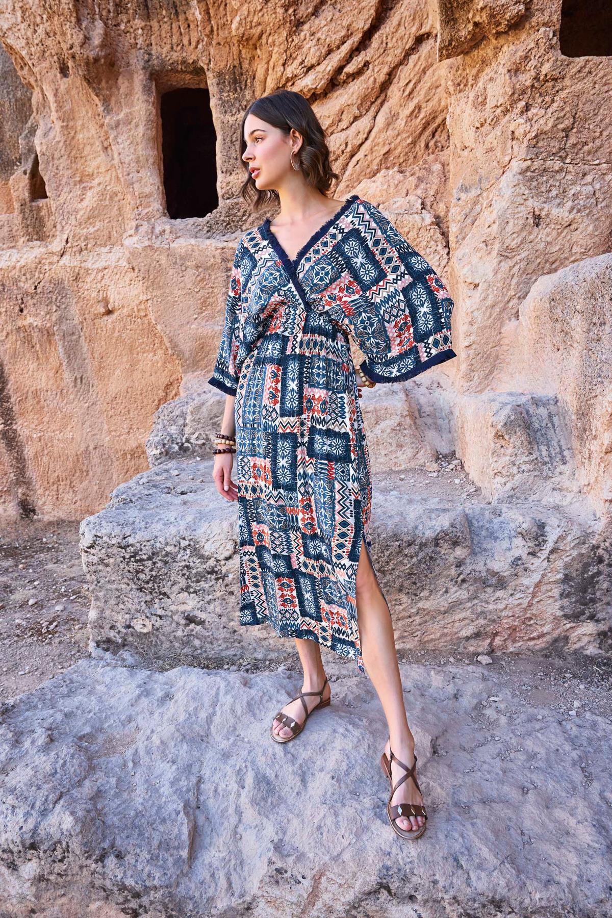 Etnik Desenli Kısa Kollu Yırtmaçlı Elbise