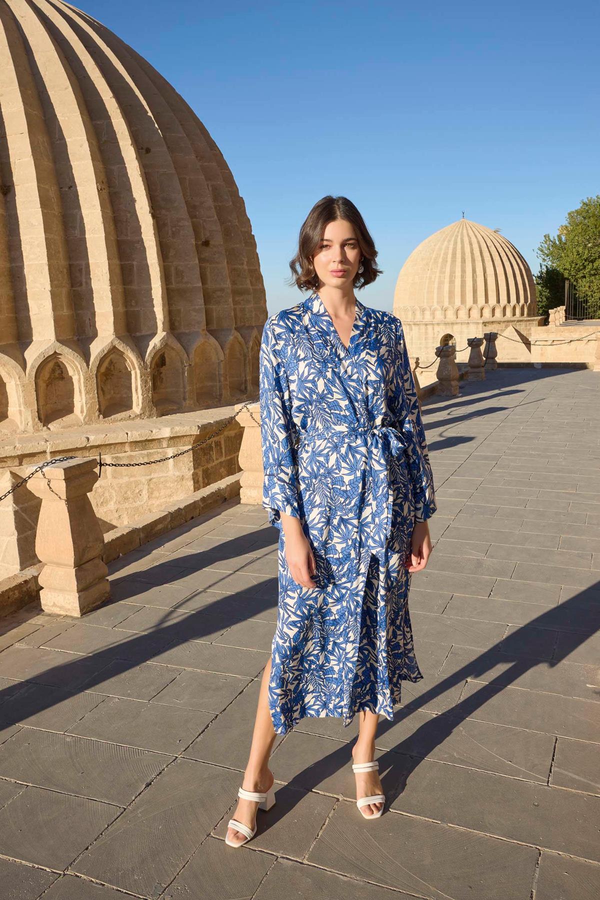 Yaprak Desenli Yırtmaçlı Saten Sabahlık