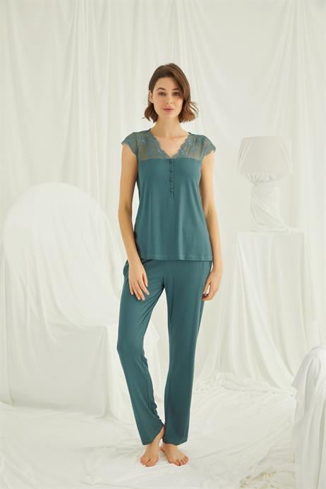 Yakası, kolu ve omzu dantelli, önü düğmeli pijama takımı