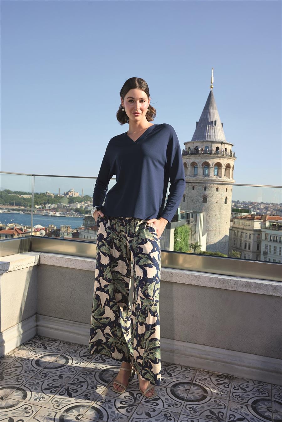 Yaprak Desenli Uzun Kollu V Yaka Pijama Takımı