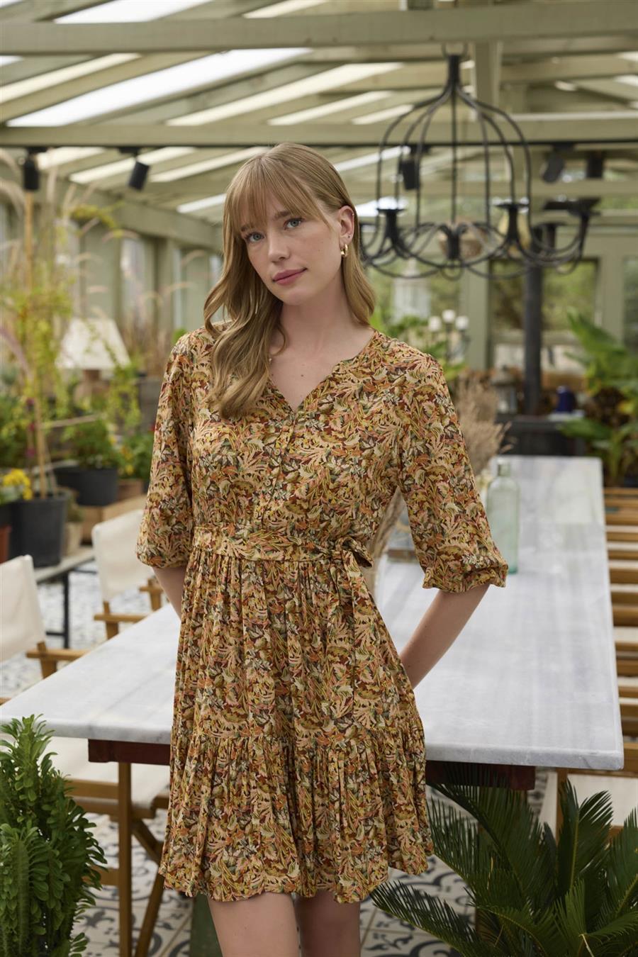 Çiçek ve Yaprak Desenli Kuşaklı Elbise