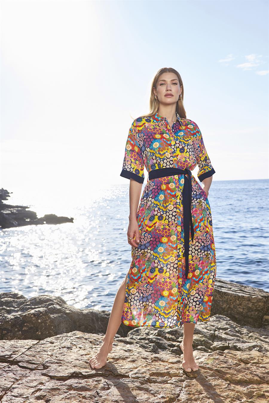 Ççiçek Desenli Yırtmaçlı Önü Düğmeli Gömlek Yaka Elbise