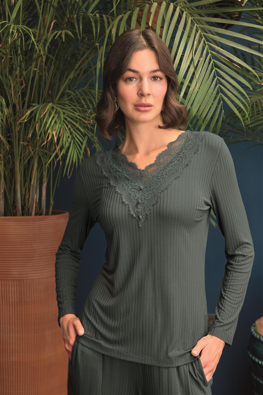 Uzun Kollu Önü Düğmeli V Yaka Pijama Takımı