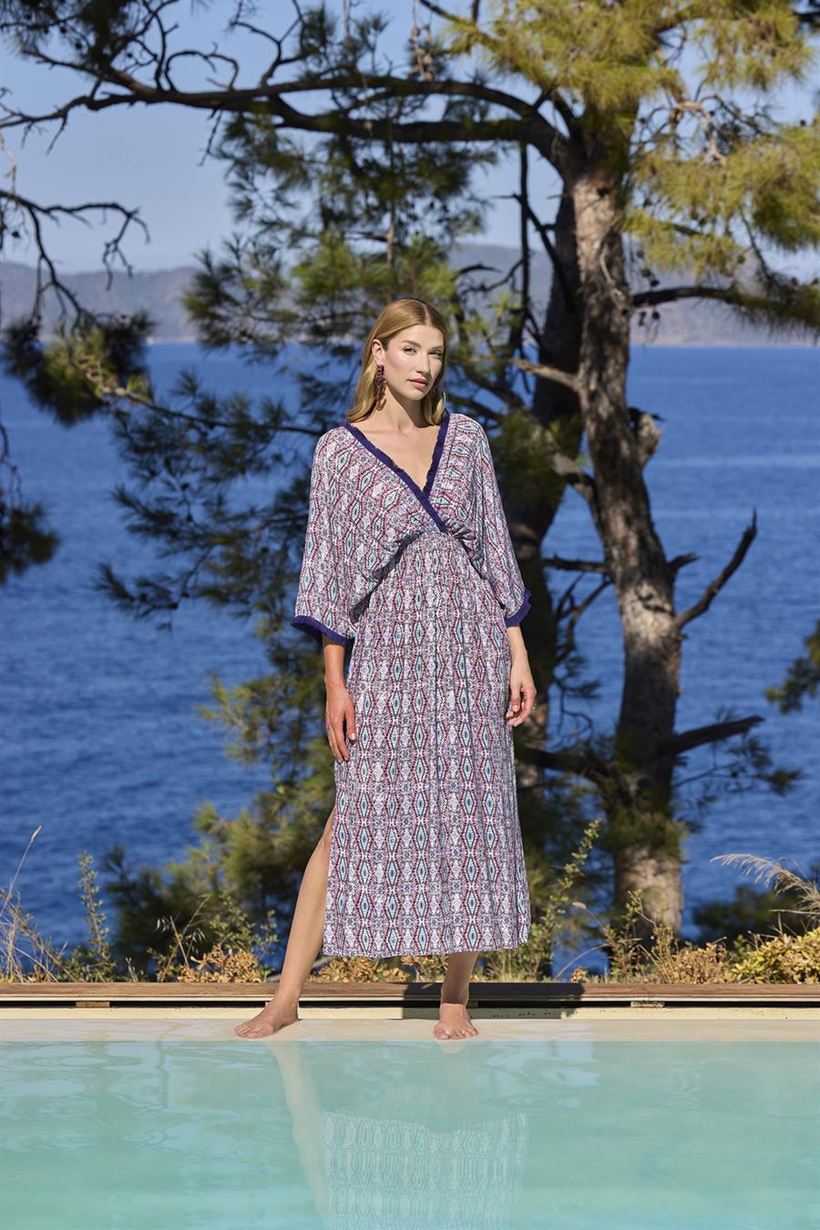 Etnik Desenli Truvakar Kollu Yırtmaçlı V Yaka Elbise