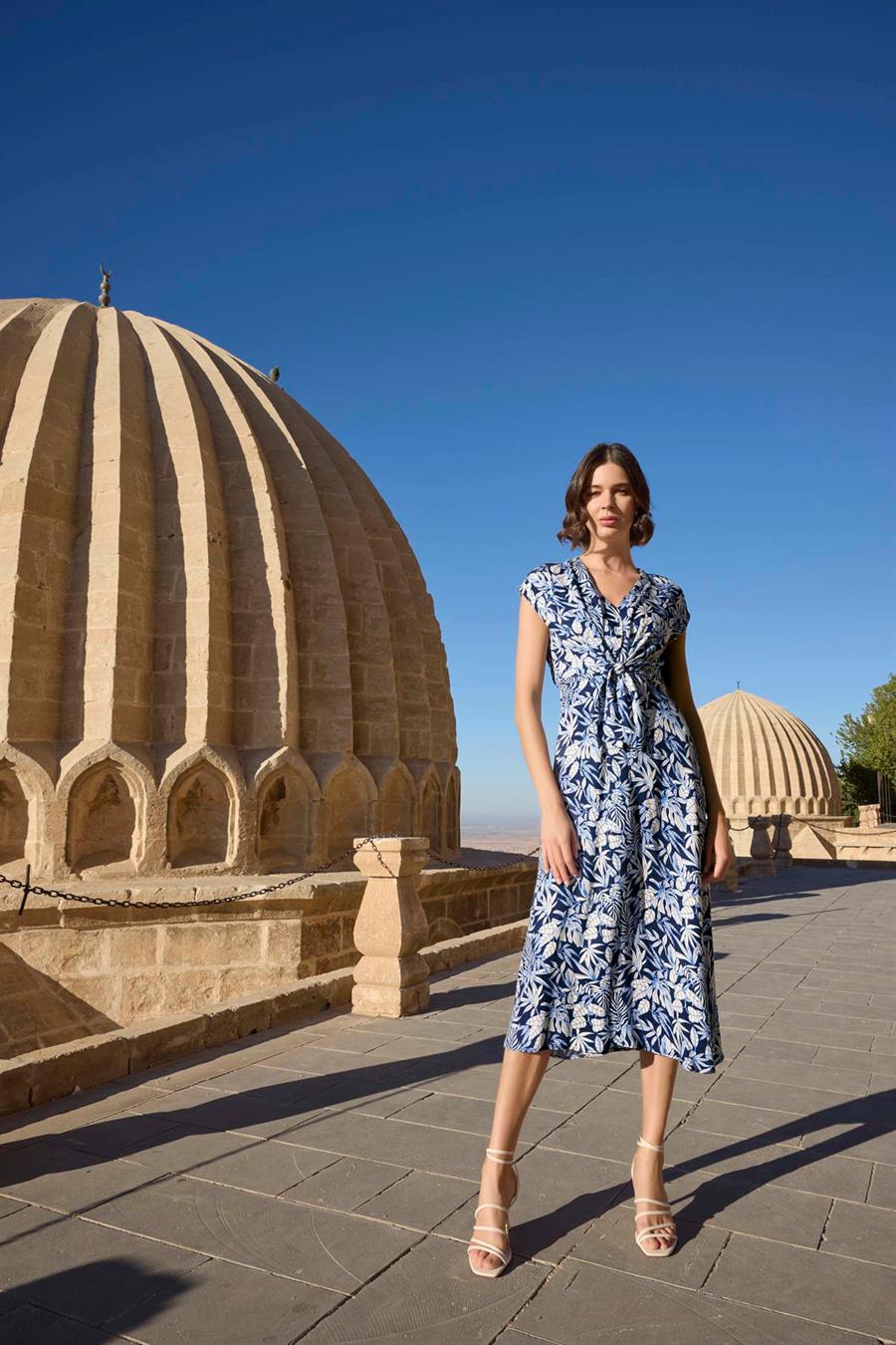 Yaprak Desenli Kısa Kollu Saten Elbise