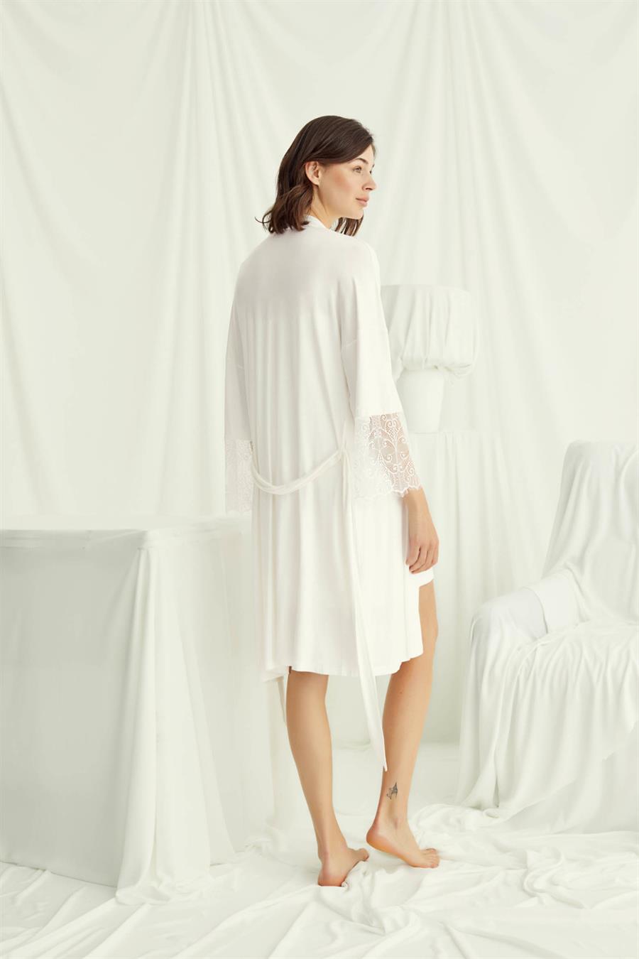 Dekolteli Yakası ve Kolu Dantelli Sabahlık Takımı