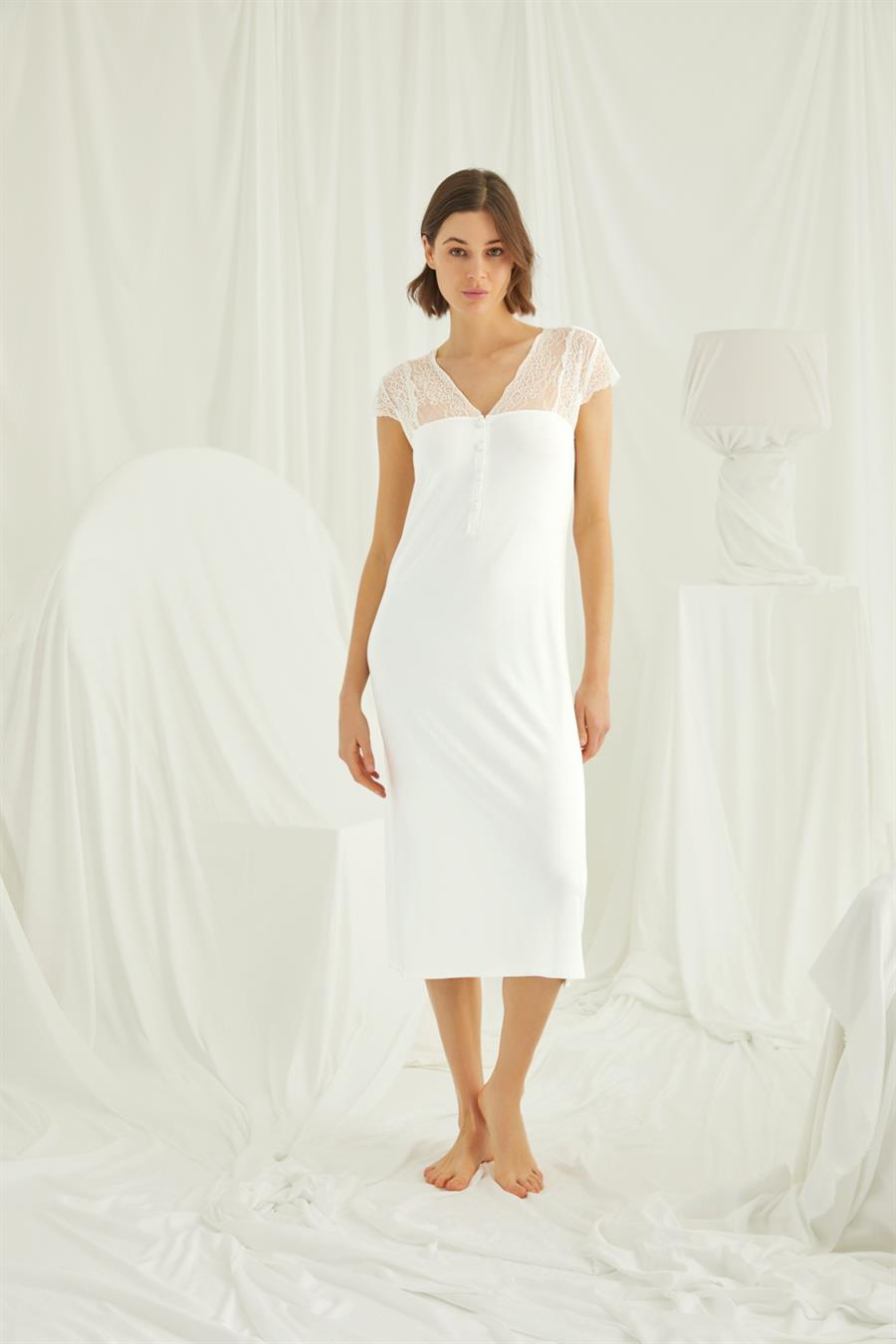 Kolu Omzu ve Yakası Dantelli Önü Düğmeli Gecelik