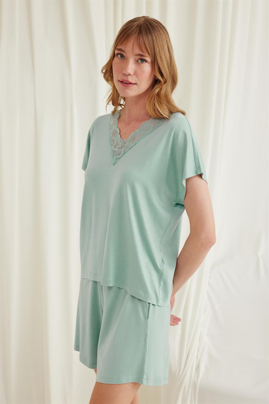 Kısa Kollu Dantelli V Yaka Şort Takımı