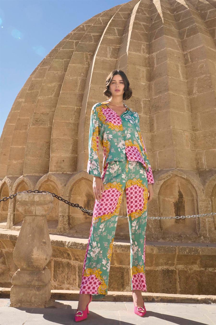 Çiçek ve Yaprak Desenli Saten Pijama Takımı