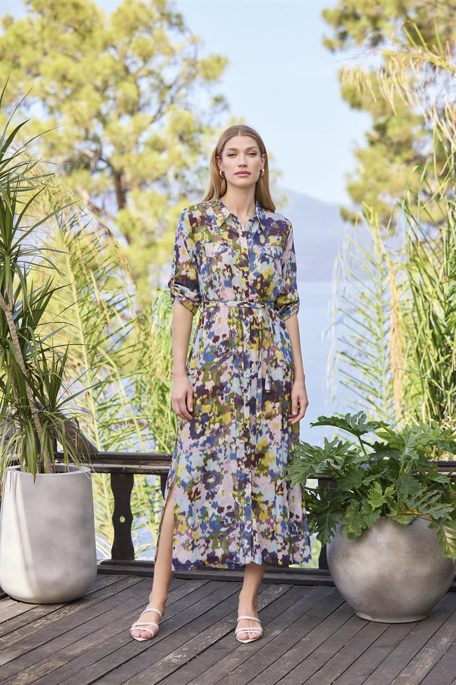 Desenli ve Yırtmaçlı Önü Düğmeli Gömlek Yaka Elbise