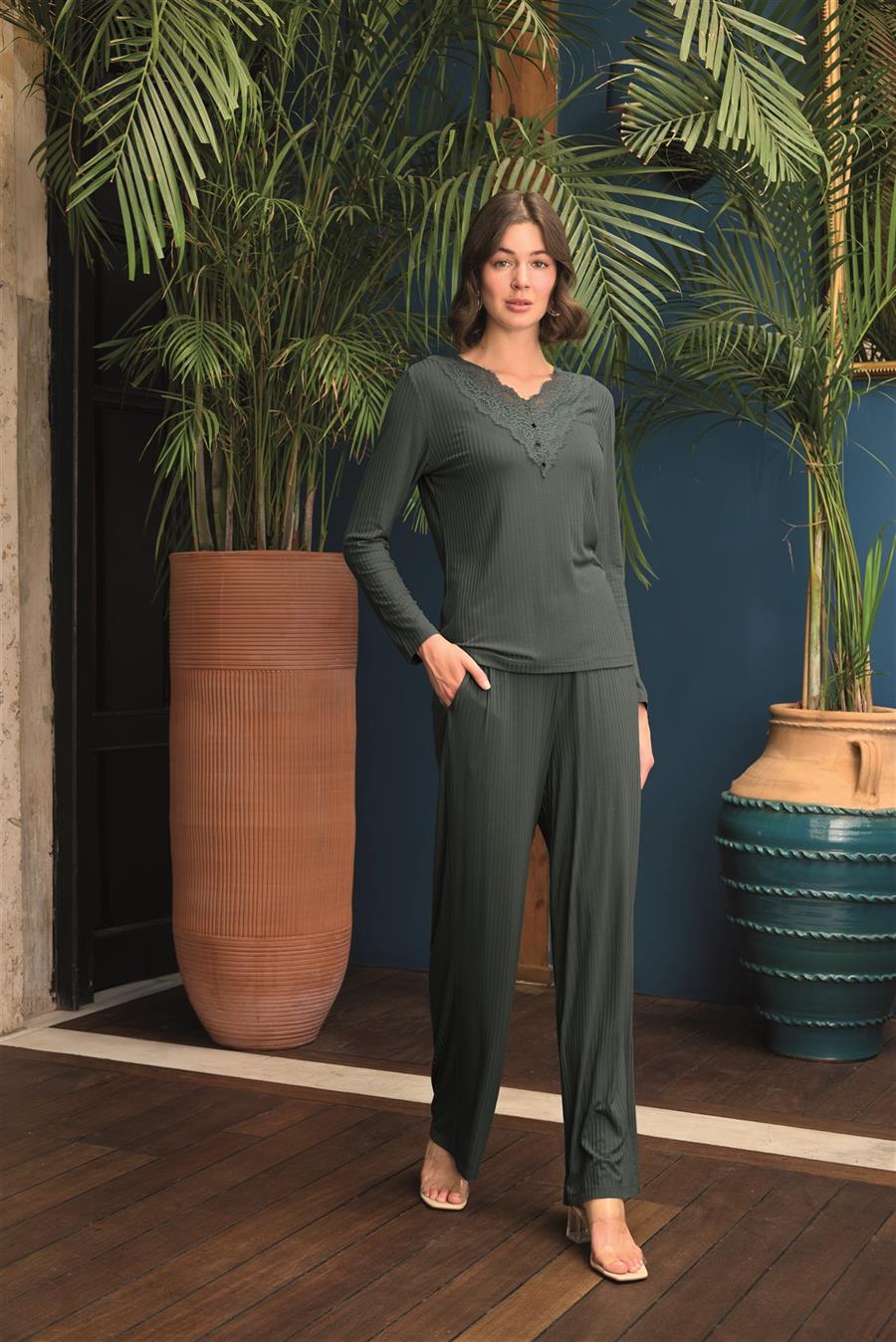 Uzun Kollu Önü Düğmeli V Yaka Pijama Takımı