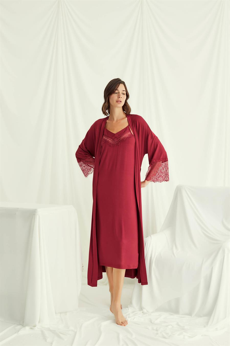 Dekolteli Yakası ve Kolu Dantelli Sabahlık Takımı