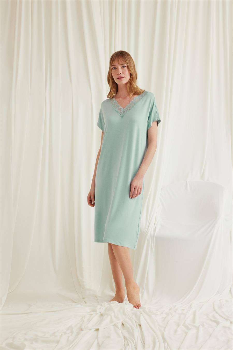 Yakası Dantelli Kısa Kollu Gecelik