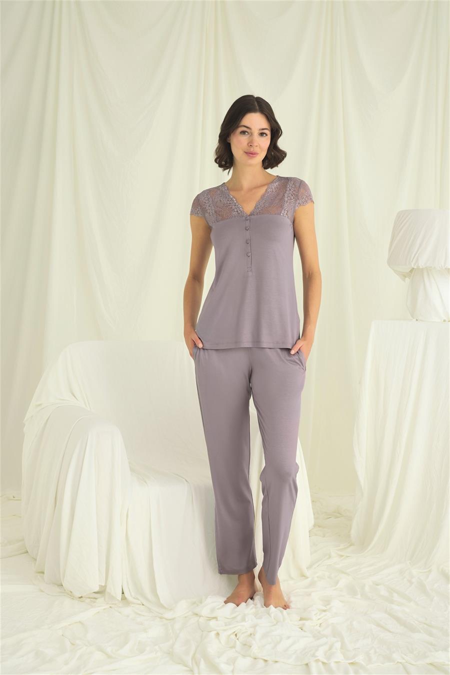 Yakası Kolu ve Omzu Dantelli Önü Düğmeli Pijama Takımı